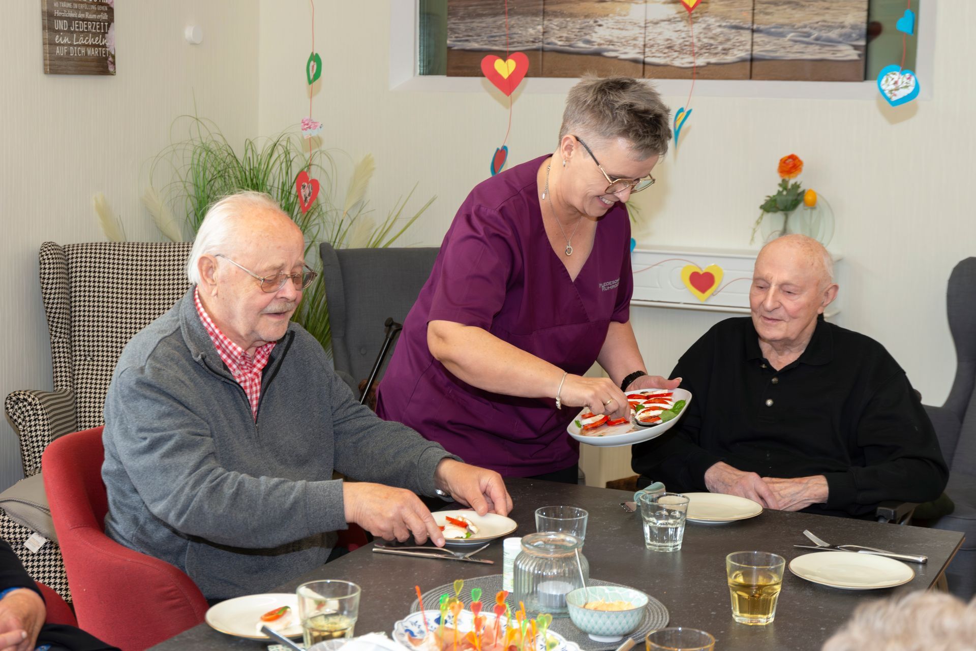 Betreuung und Hauswirtschaft | Zwei Rentner werden mit Essen versorgt