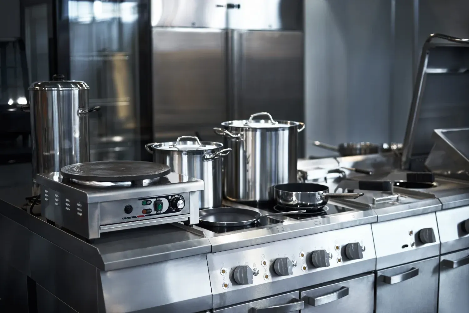 Cocina profesional con sistema de combustión por quemadores.