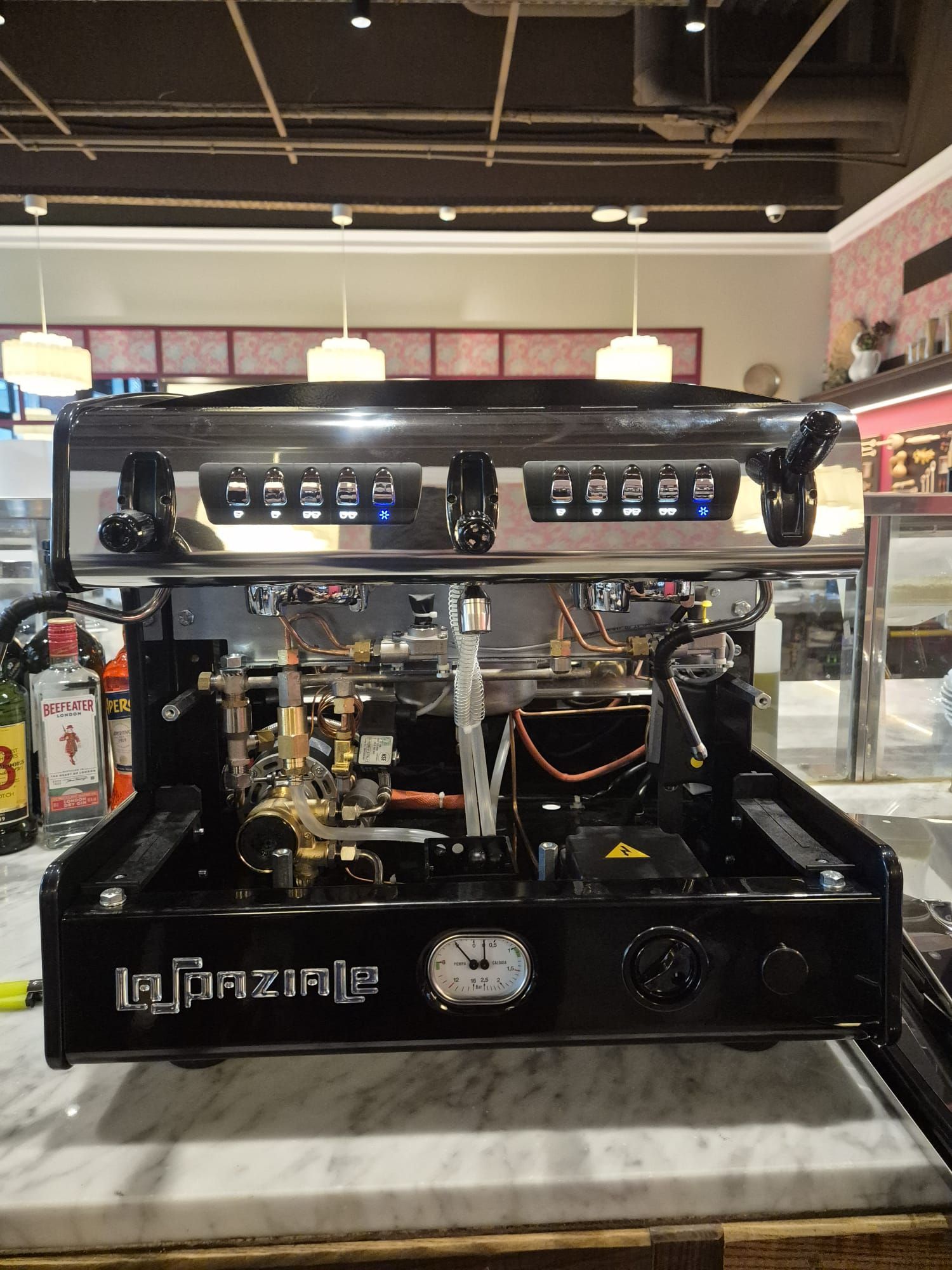 Técnico reparando cafetera profesional La Spaziale en Jaén
