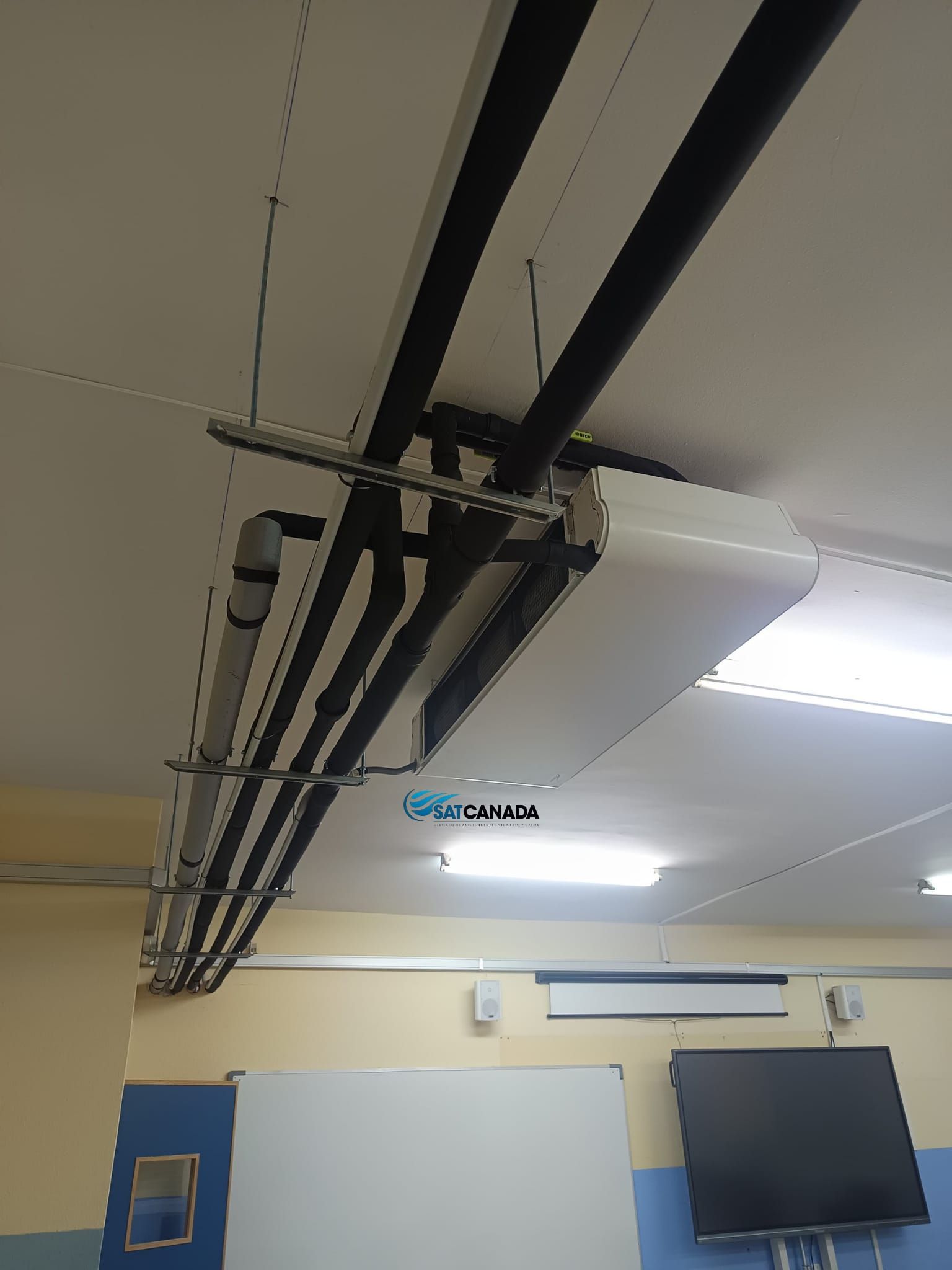 Interior de un aula con climatización moderna
