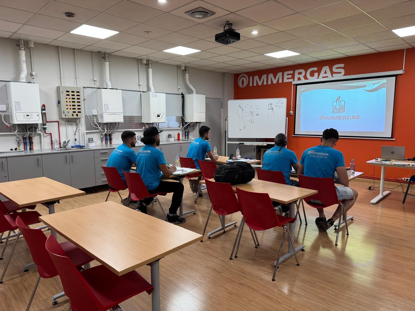 Servicio técnico revisando una instalación de calefacción