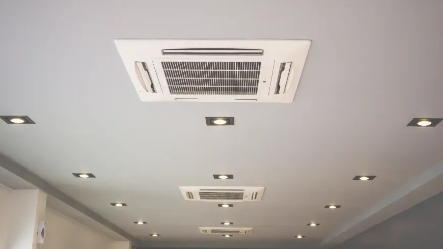 Equipo de aire acondicionado moderno en salón o instalación split en vivienda.