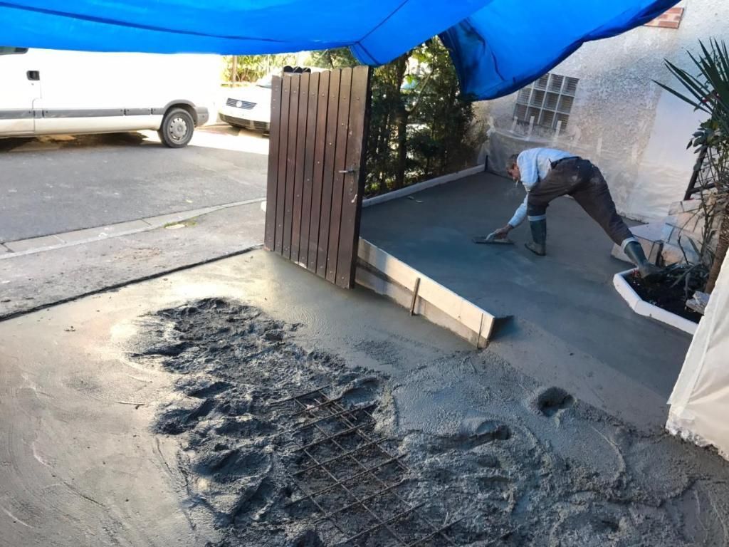 Travaux dans l'entrée d'une propriété avec dalle en béton
