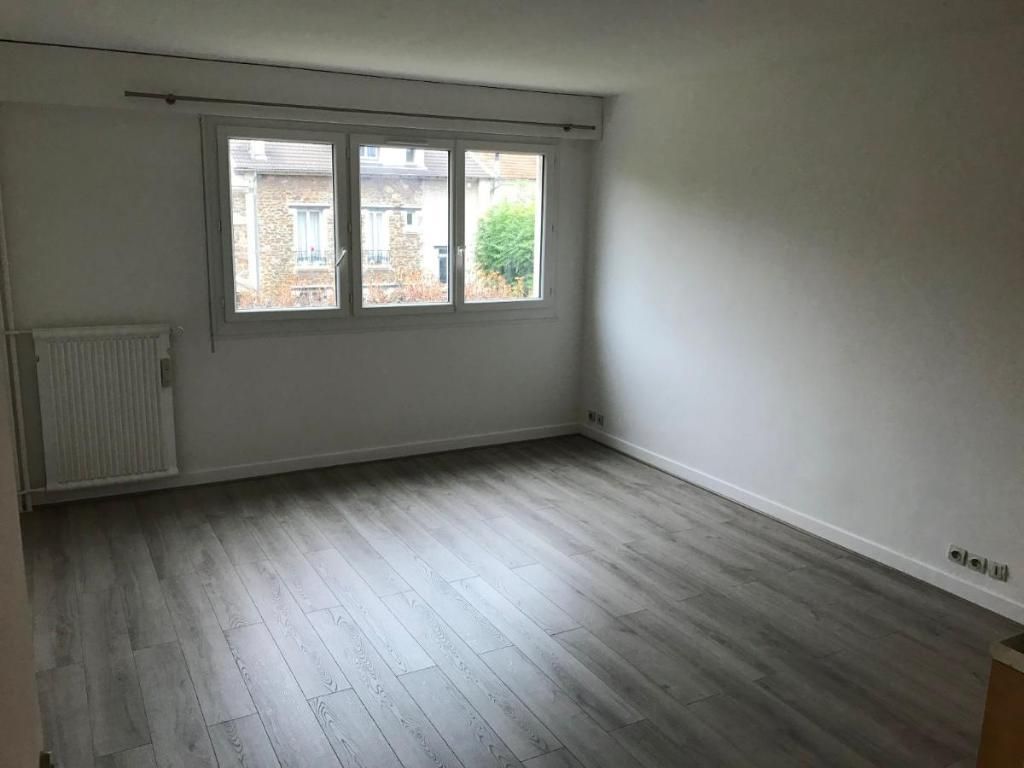 Pièce vide avec parquet