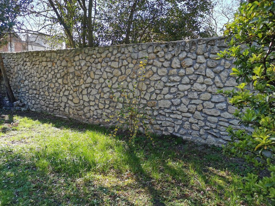 Mur en pierre dans un jardin