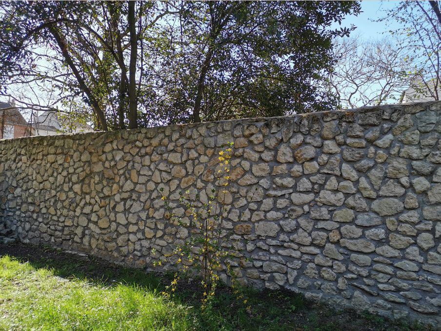 Mur en pierre dans un jardin