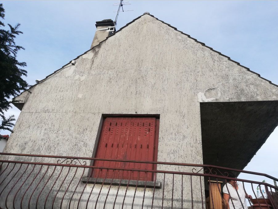 Façade sale avec volet rouge