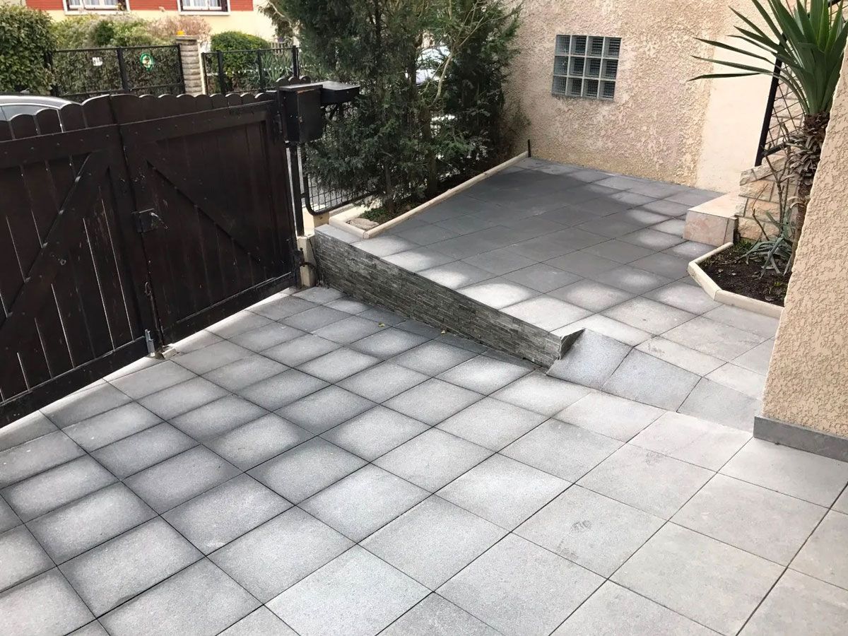 Dalles de béton dans une entrée de voiture pour une maison