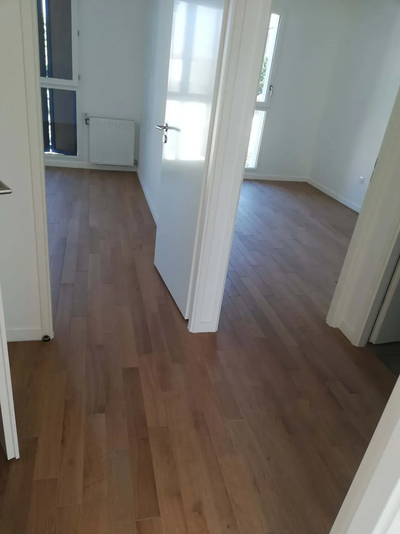 Entrées de deux chambres avec du parquet