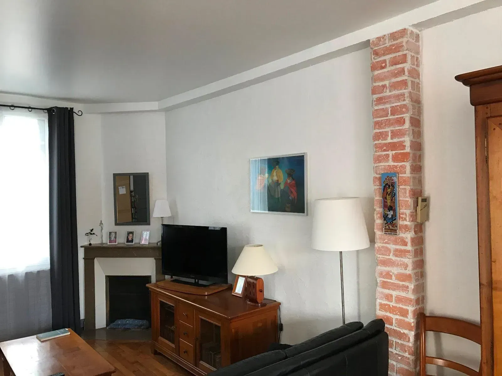 Intérieur d'une pièce meublée avec murs blancs