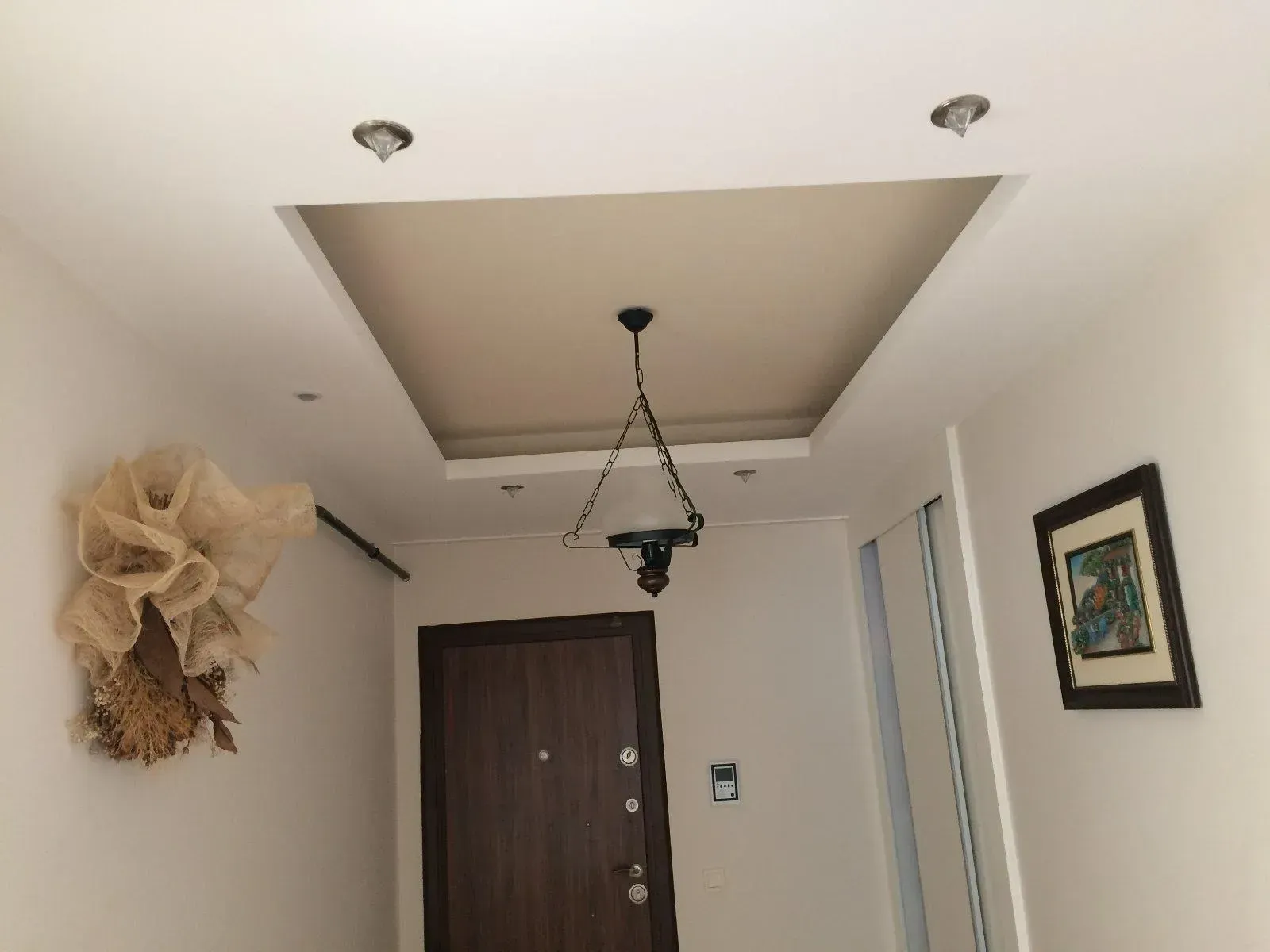 Entrée de maison avec murs et plafond blancs