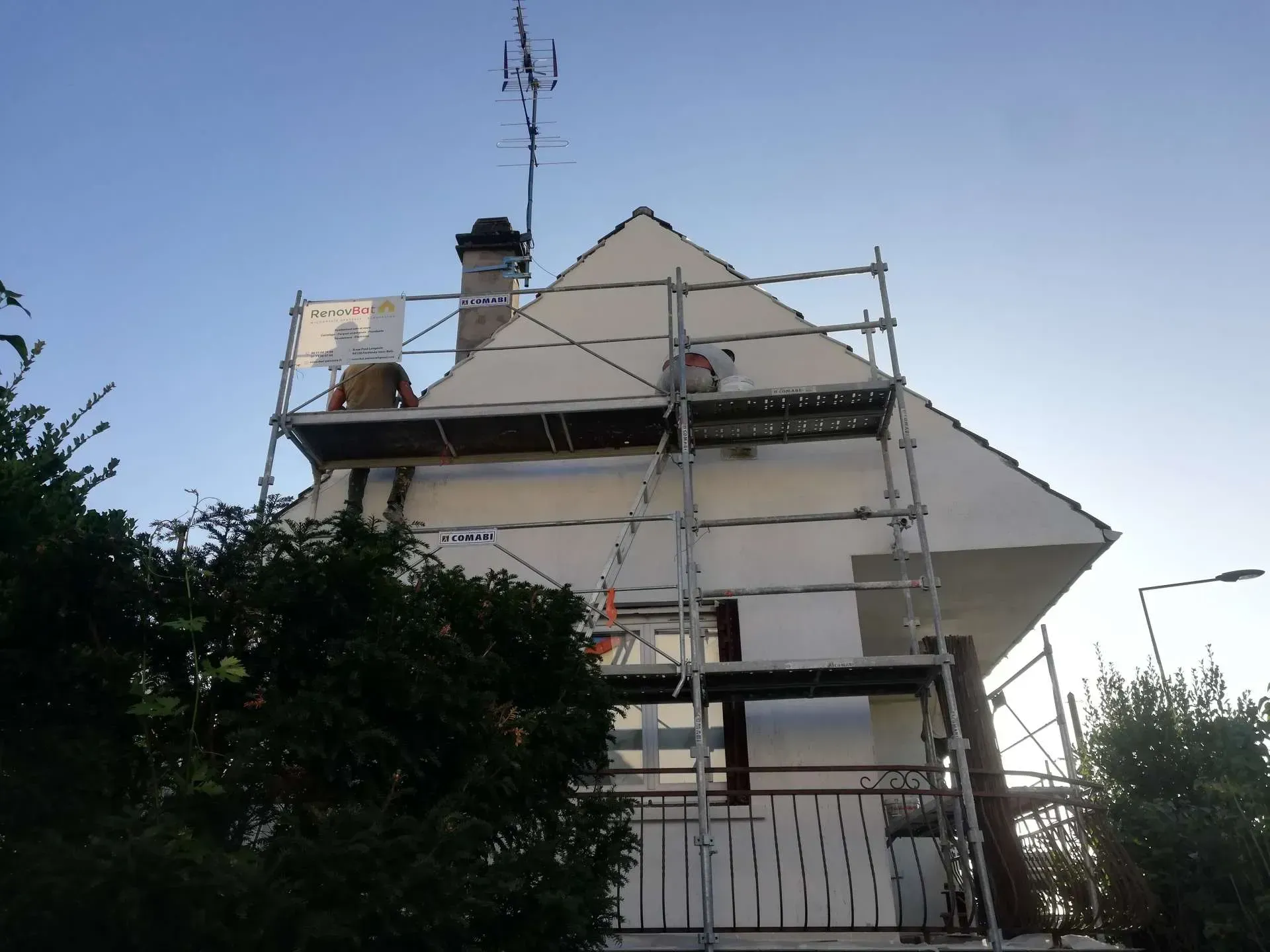 Professionnel sur un échafaudage RenovBat