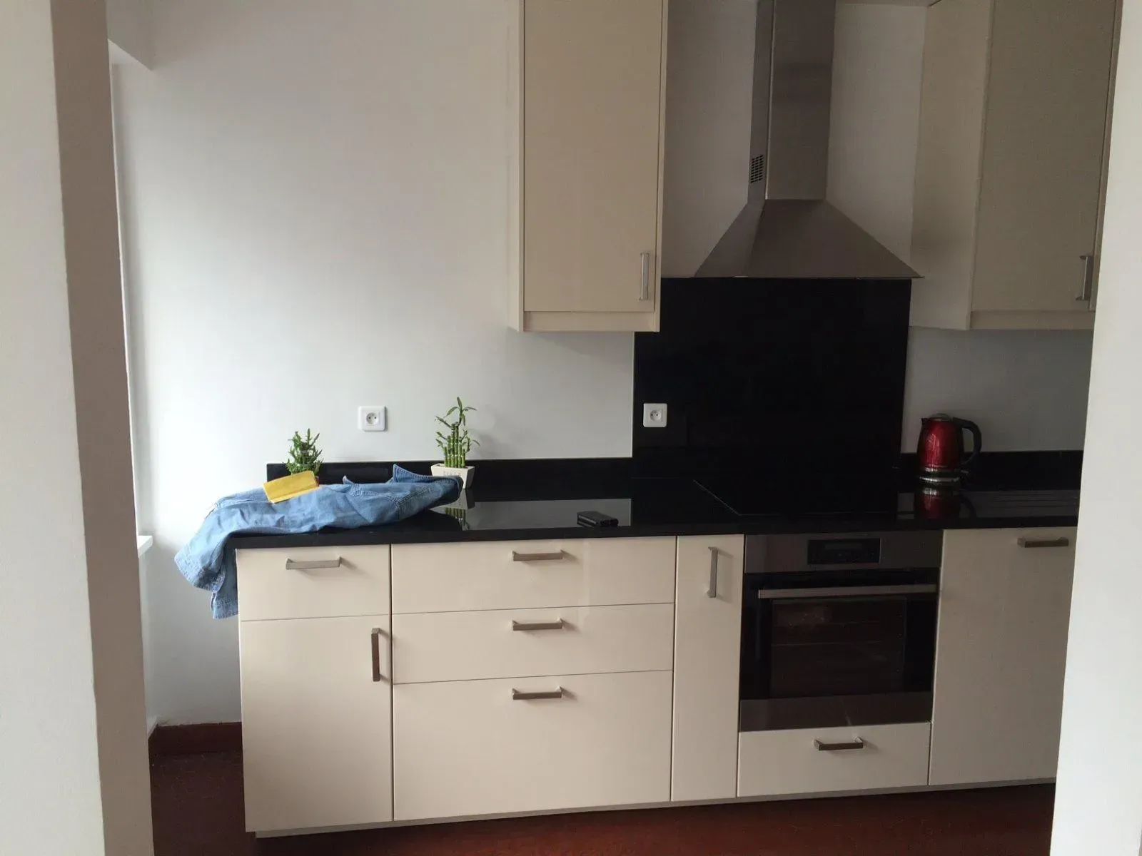 Cuisine moderne avec meubles blancs