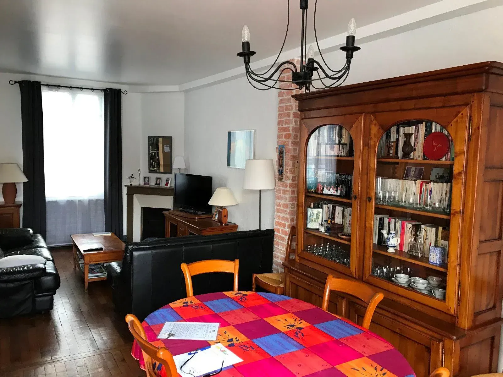 Salon et salle à manger avec murs blancs