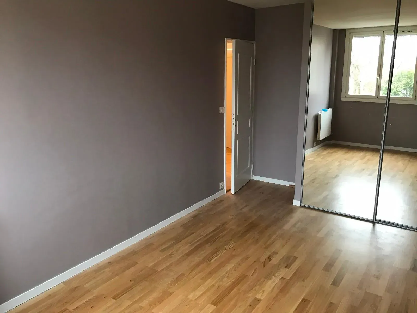 Intérieur d'une pièce vide avec mur gris