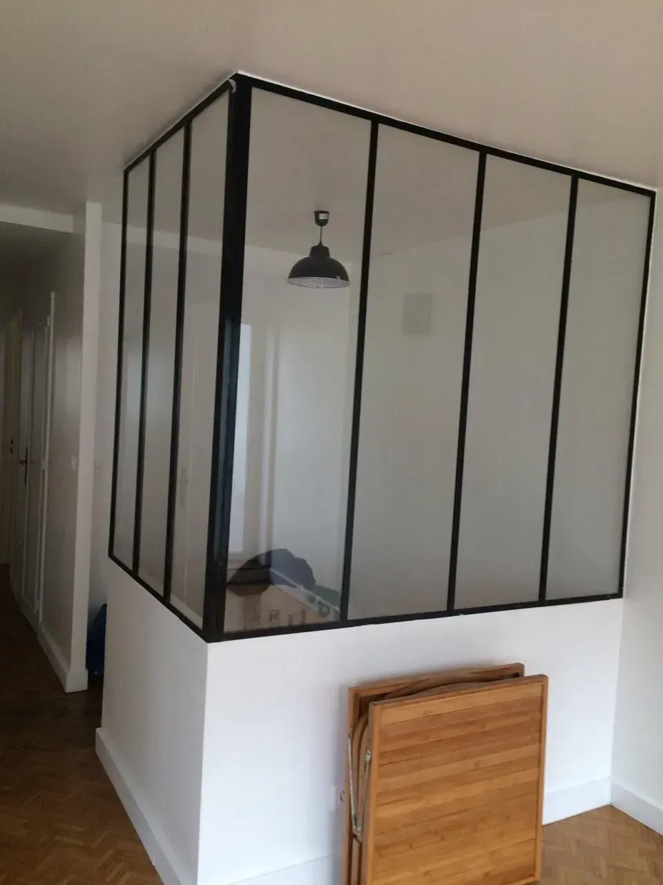 Verriere aux bords noirs à l'intérieur d'une habitation