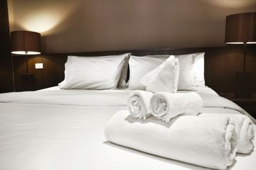 Bett mit hübsch arrangierten Handtüchern