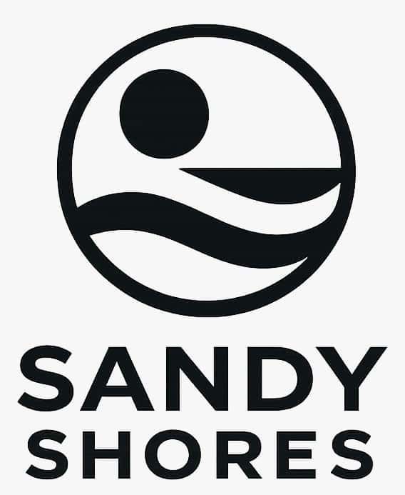 Un logotipo negro que muestra un c&iacute;rculo con un sol sobre una l&iacute;nea de horizonte y agua ondulada, con las palabras "SANDY SHORES" debajo.