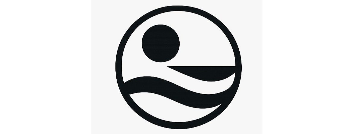 Un logotipo negro que muestra un c&iacute;rculo con un sol sobre una l&iacute;nea de horizonte y agua ondulada, con las palabras "SANDY SHORES" debajo.