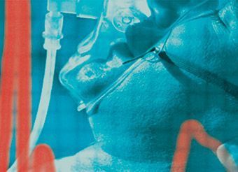 Un primer plano de una persona que lleva una máscara de oxígeno.