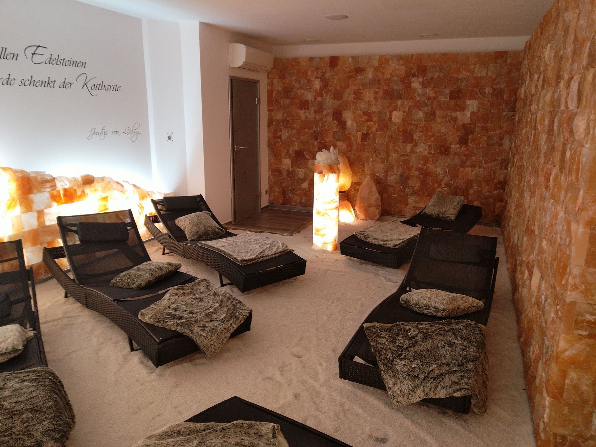 Wellnessbereich Sauna und Liegestühle