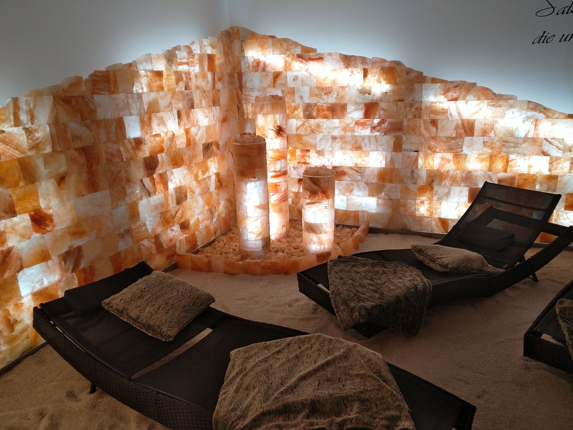 Wellnessbereich Sauna und Liegestühle