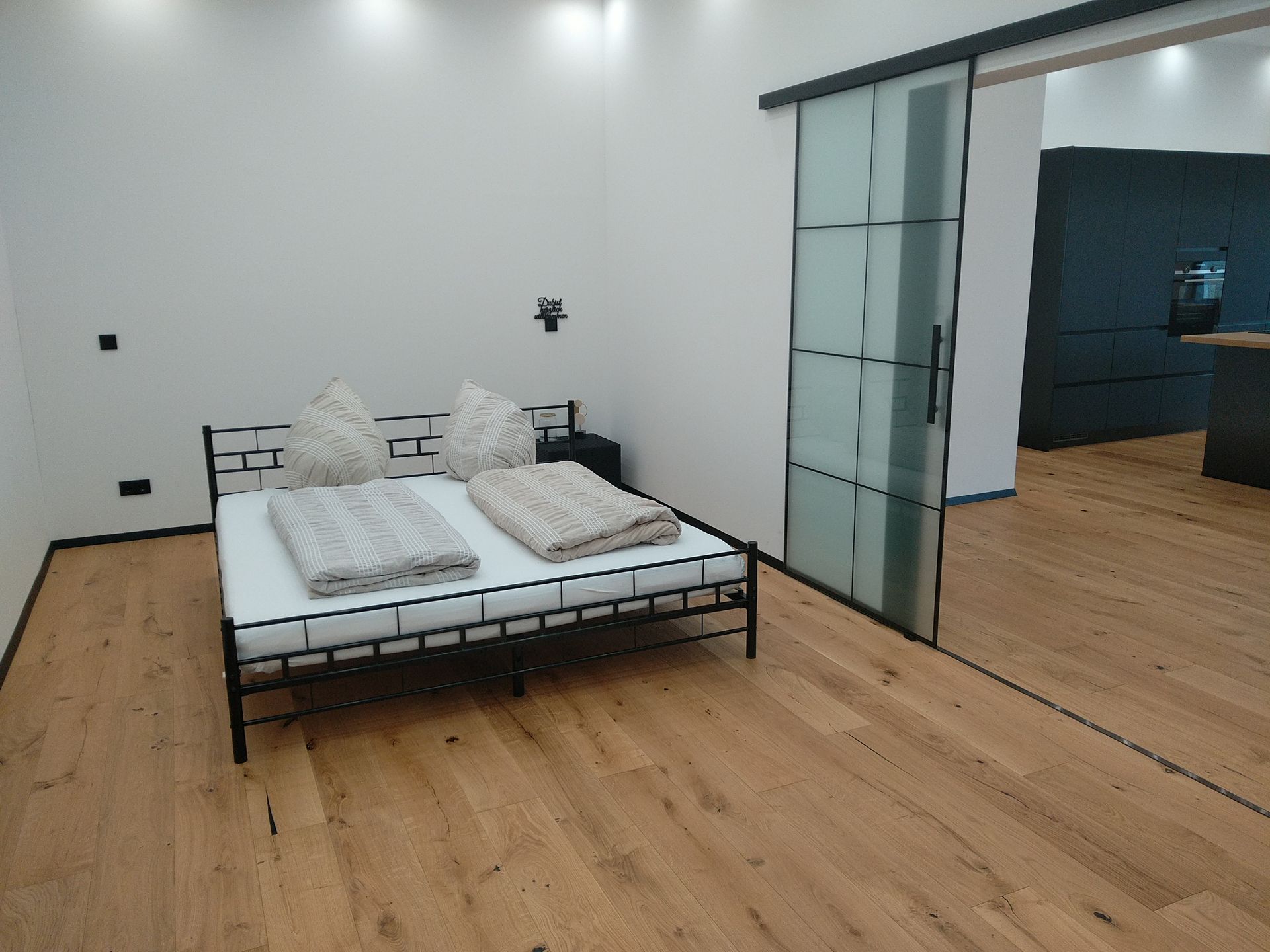 Ferienwohnung Knechtel Cube 4, großräumiges Schlafzimmer mit Bett