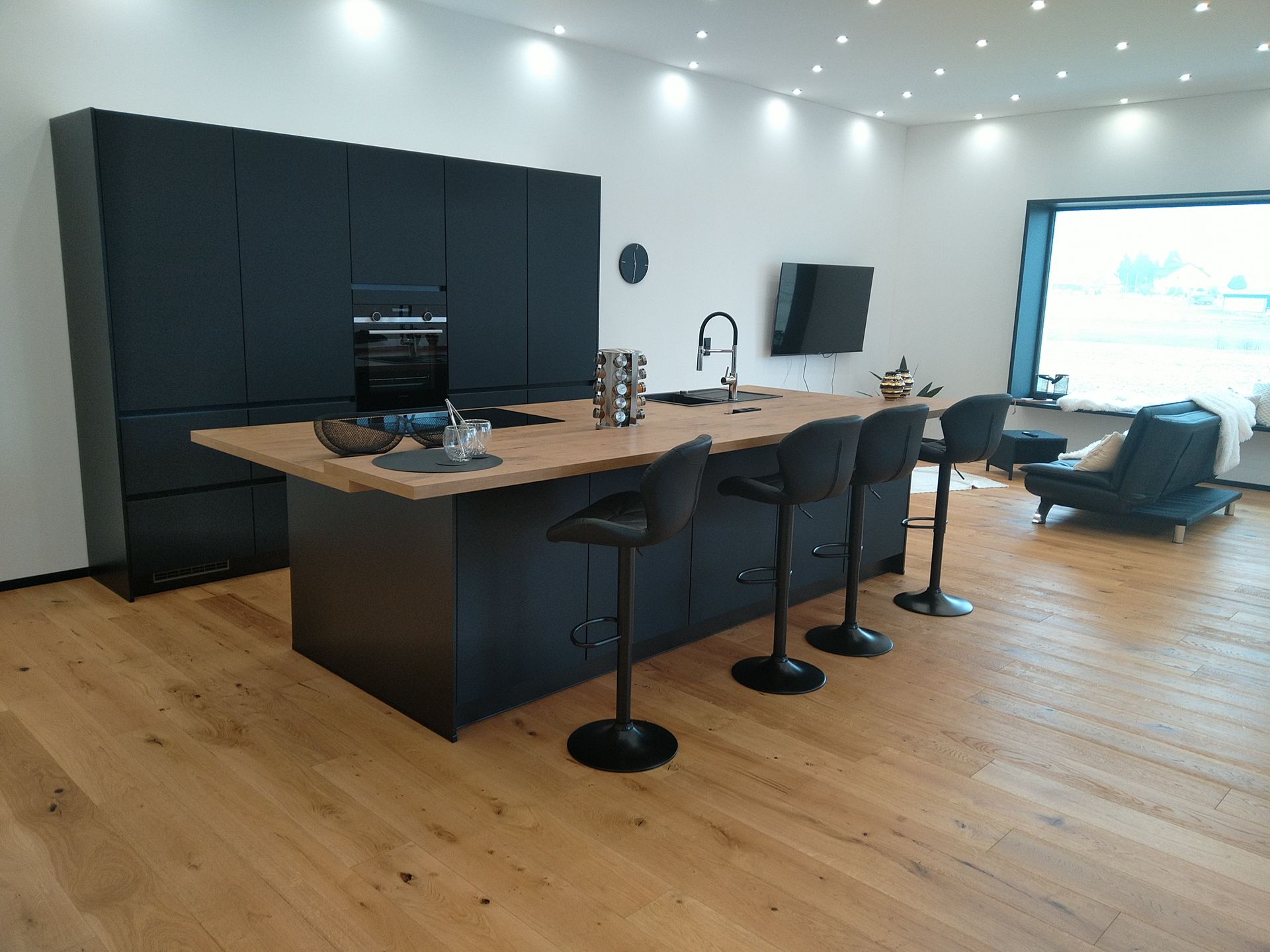 Ferienwohnung Knechtel Cube 4, große Küche mit Theke und Bar-Hockern