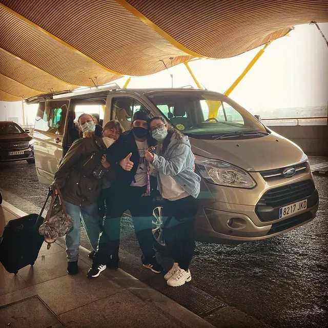 Un grupo de personas de pie frente a una camioneta Ford.