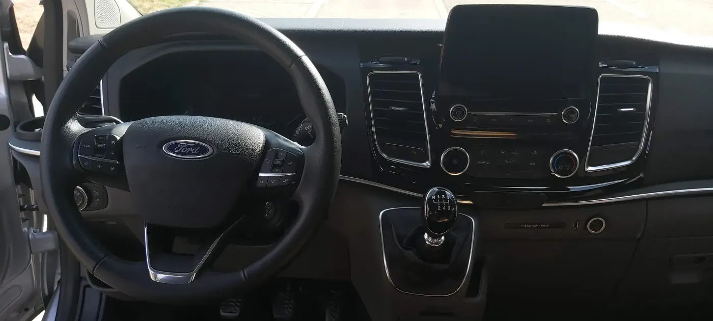 Un primer plano del volante y el tablero de instrumentos de un automóvil.