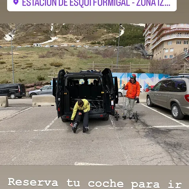 Dos personas están paradas frente a una camioneta que dice reserva tu coche para ir