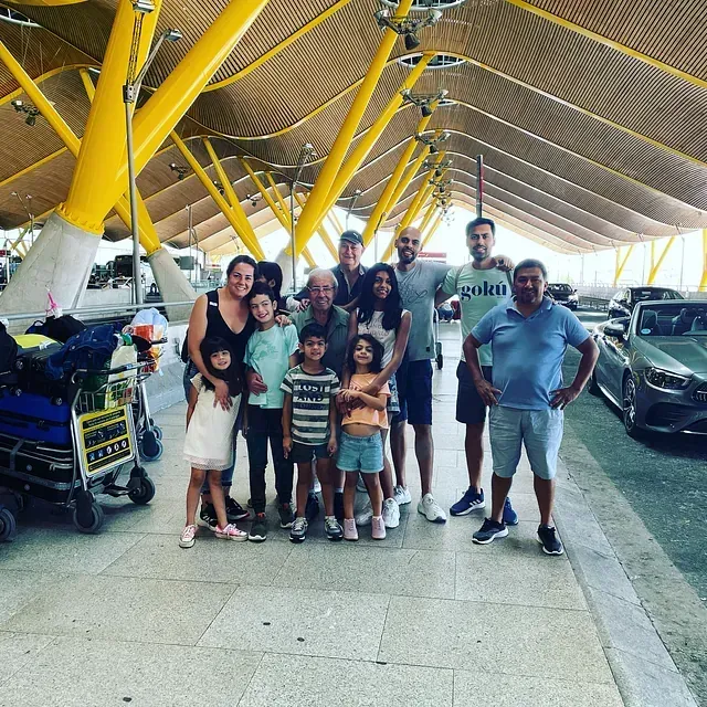 Un grupo de personas posando para una foto con un hombre que lleva una camiseta que dice solen