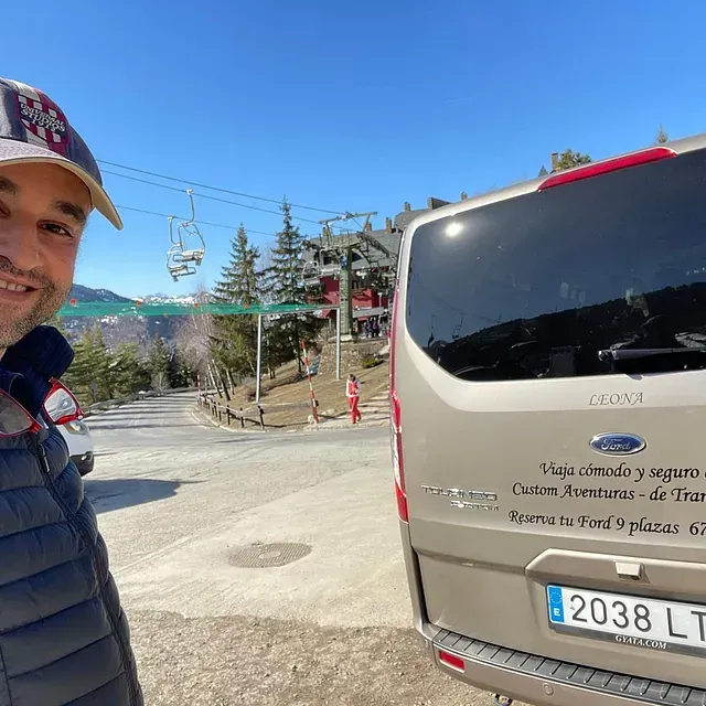 Un hombre está parado frente a una camioneta Ford.