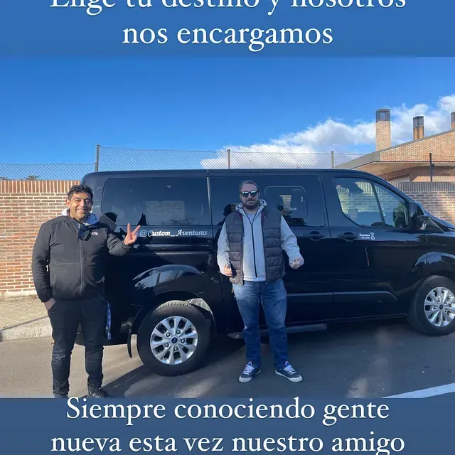 Two men standing in front of a black van that says siempre conociendo gente nueva esta vez nuestro amigo