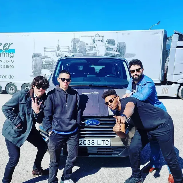 Un grupo de hombres posa frente a una camioneta Ford con matrícula 2038 ltc.