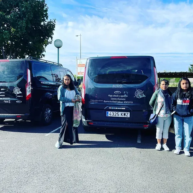 Un grupo de personas de pie frente a una camioneta Ford.