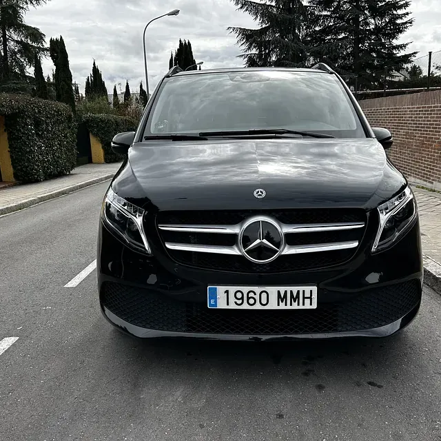 Un Mercedes negro con una matrícula que dice 1960 mmh.
