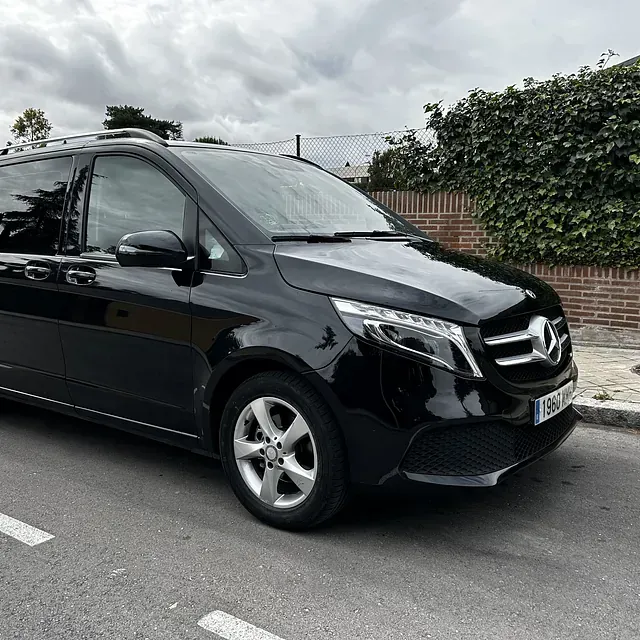 Una camioneta negra está estacionada al costado de la carretera.