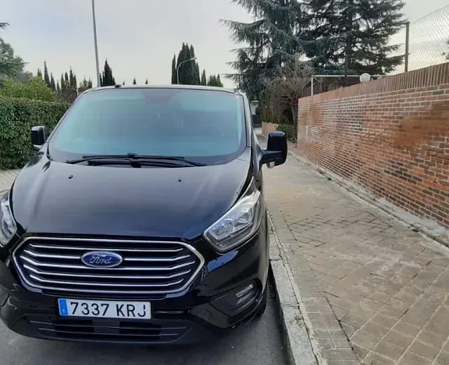 Una camioneta Ford negra está estacionada al costado de la carretera.