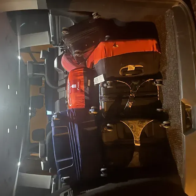 Un montón de equipaje en la parte trasera de un coche