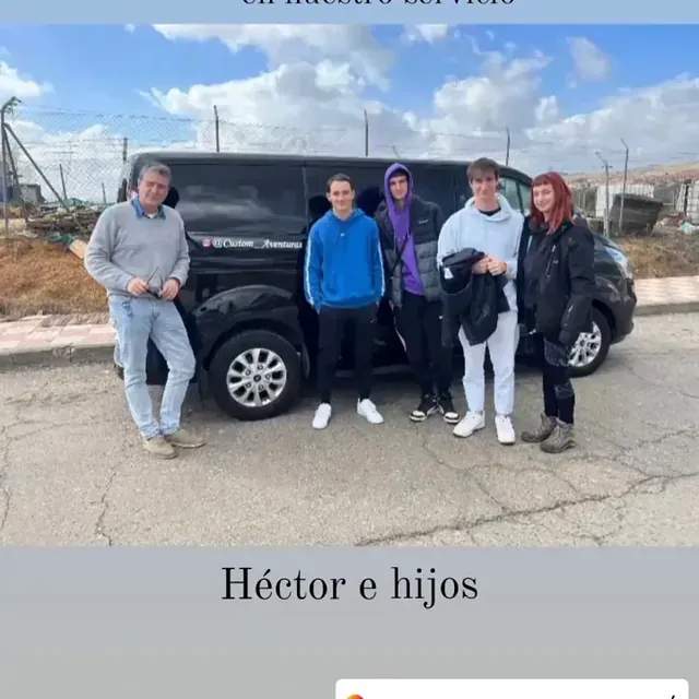 Un grupo de personas paradas frente a una camioneta que dice Héctor e Hijos.