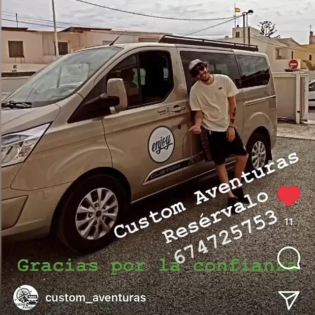 Un hombre está parado frente a una camioneta que dice Custom Aventuras