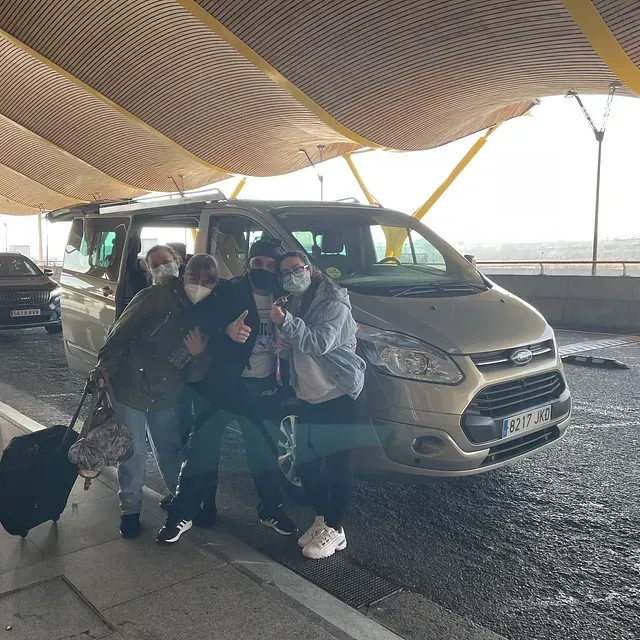 Un grupo de personas con mascarillas de pie frente a una camioneta Ford.