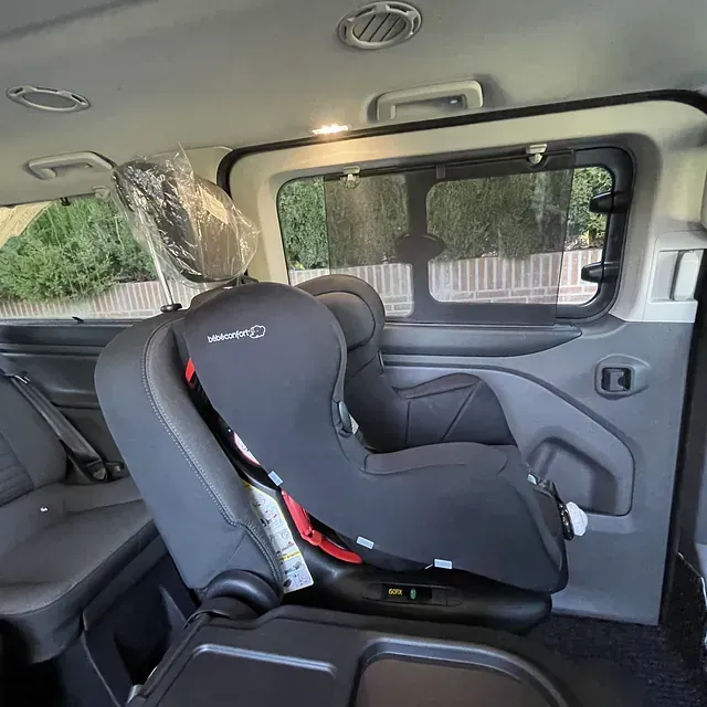 Un asiento de coche en el asiento trasero de una furgoneta