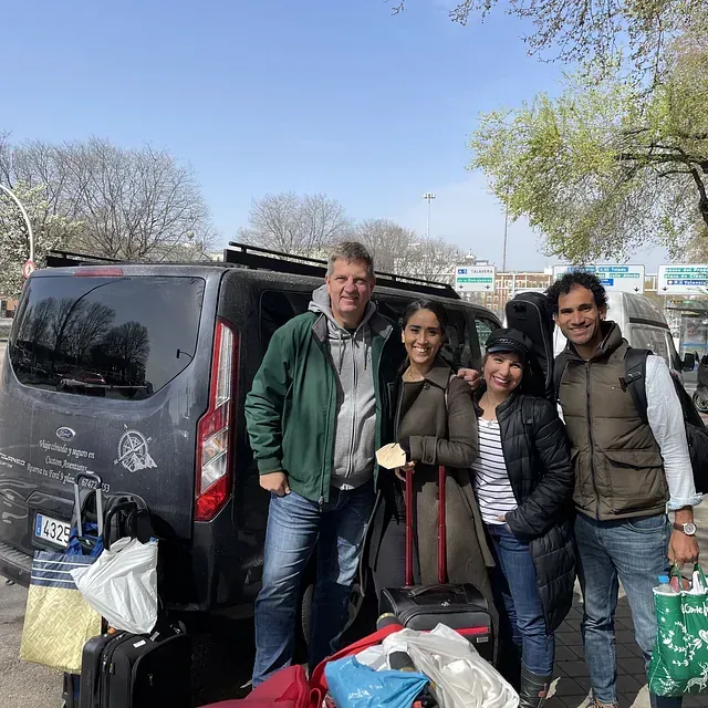 Un grupo de personas posa para una foto frente a una camioneta.