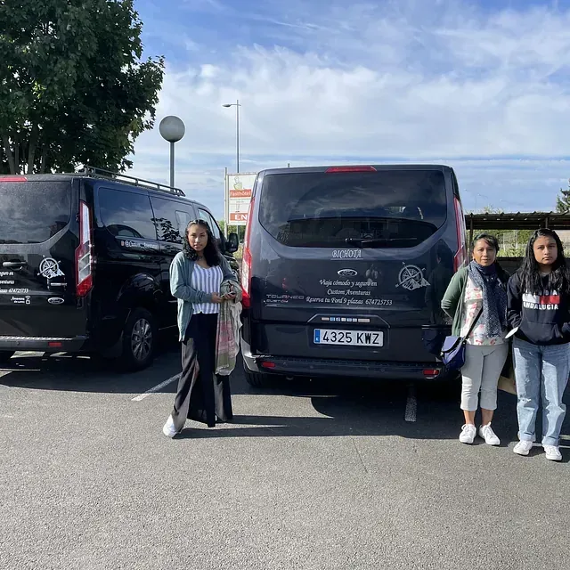 Un grupo de personas de pie frente a una camioneta Ford.