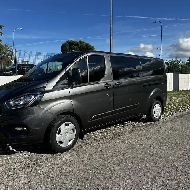 Una camioneta negra está estacionada al costado de la carretera.