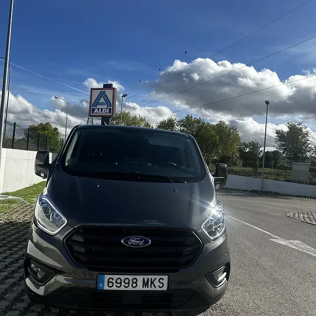 Una furgoneta Ford está estacionada frente a un cartel de Aldi.