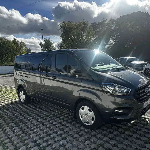 Una camioneta gris está estacionada en un estacionamiento