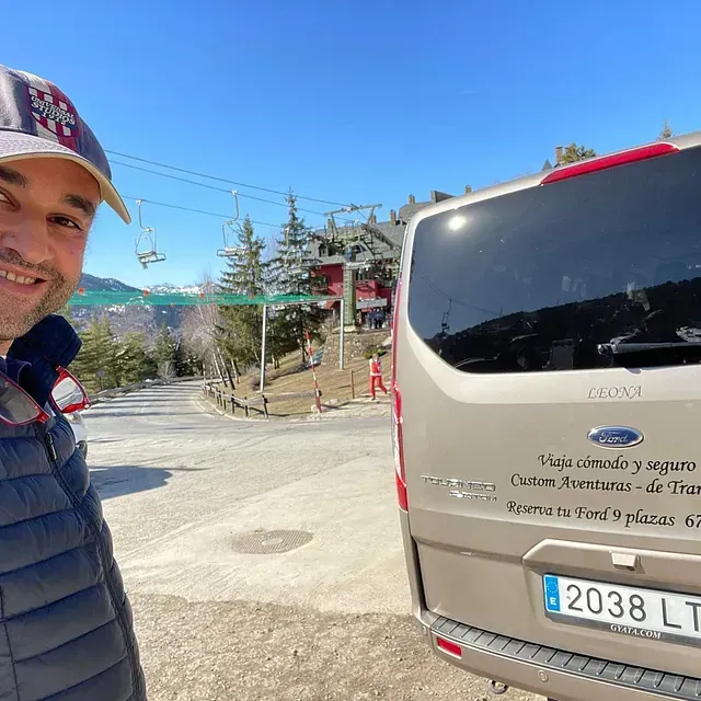 Un hombre está parado frente a una camioneta Ford.